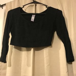 black sleeved crop top
